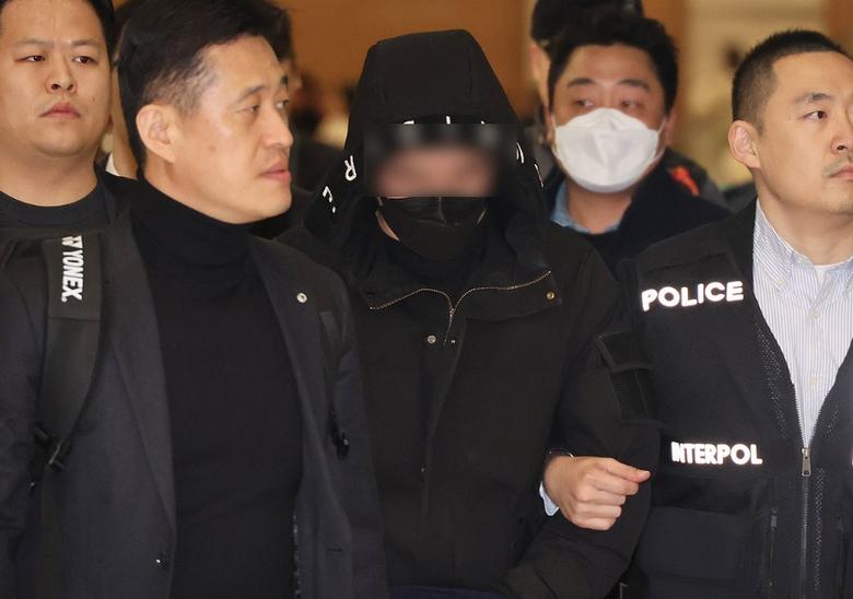 이모(28)씨가 중국에서 국내로 송환돼 인천국제공항 입국장으로 들어오고 있다. [연합]