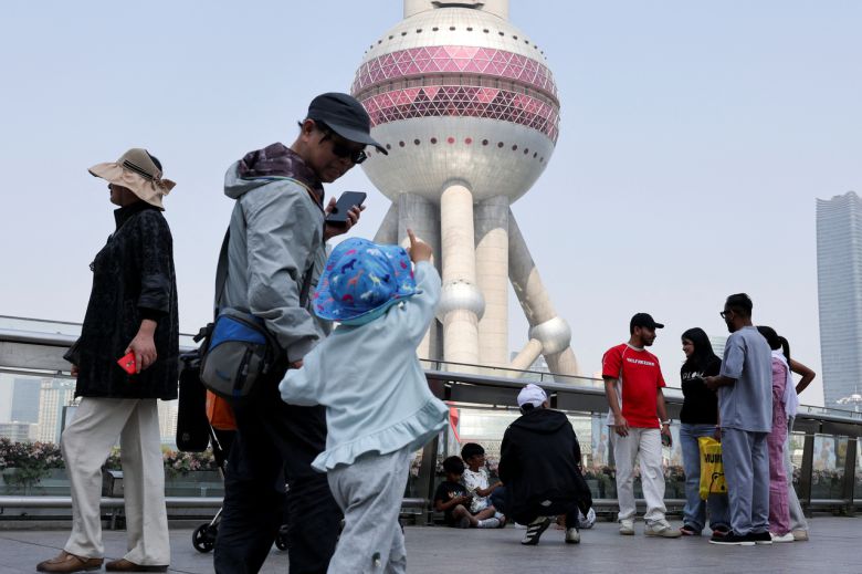 8일(현지시간) 중국 상하이 루자수이 금융 지구에서 사람들이 보행자 다리를 걷고 있다. [로이터]