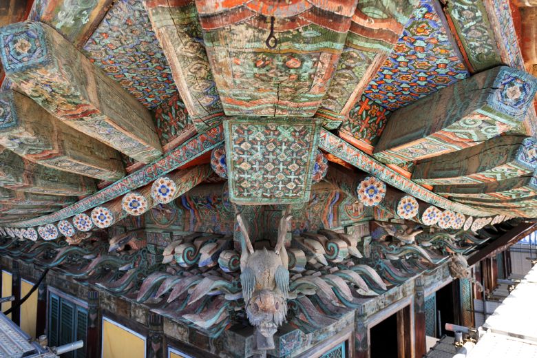 경주 불국사 대웅전 지붕에는 손으로 빚어 만든 기와를 제작하는 과정에서 흙을 덮었던 천의 문양이 그대로 보인다. 불국사 대웅전 지붕은 다양한 시대의 기와로 덮혀있다.