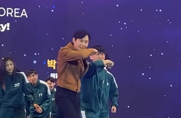 9일 대전 카이스트(KAIST) 류근철 스포츠컴플렉스에서 헤럴드미디어그룹 주최로 열린 ‘이노베이트 코리아 2025’에서 이정재 아티스트컴퍼니 이사가 카이스트 학생들과 함께 오징어게임의 한 장면을 재연한 퍼포먼스를 선보이고 있다.  [헤럴드경제]