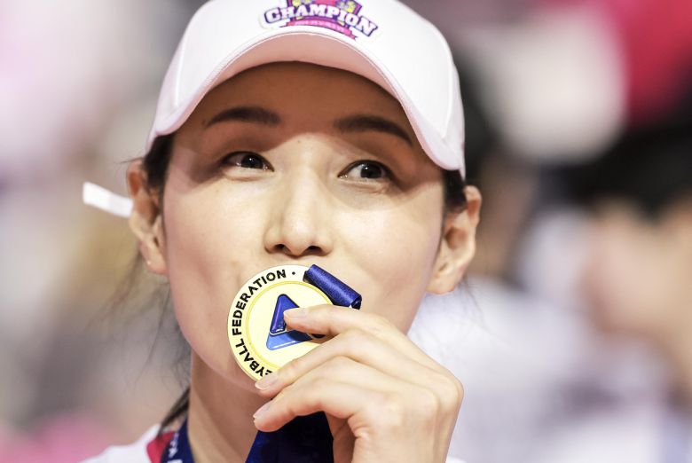 김연경이 8일 V-리그 여자부 챔피언결정전에서 우승한 뒤 챔피언 메달에 입을 맞추고 있다.  [뉴시스]