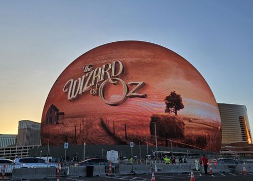 라스베이거스 스피어 외관을 장식한 ‘오즈의 마법사’  [연합]