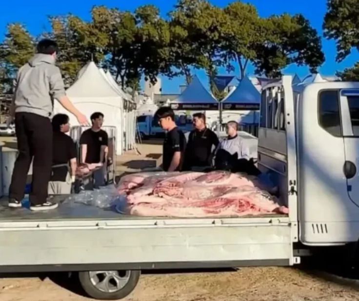 2023년 홍성 바베큐축제에 사용된 바베큐용 생고기가 트럭 적재함에 실려 운반되어 온 모습. [온라인 커뮤니티 갈무리]