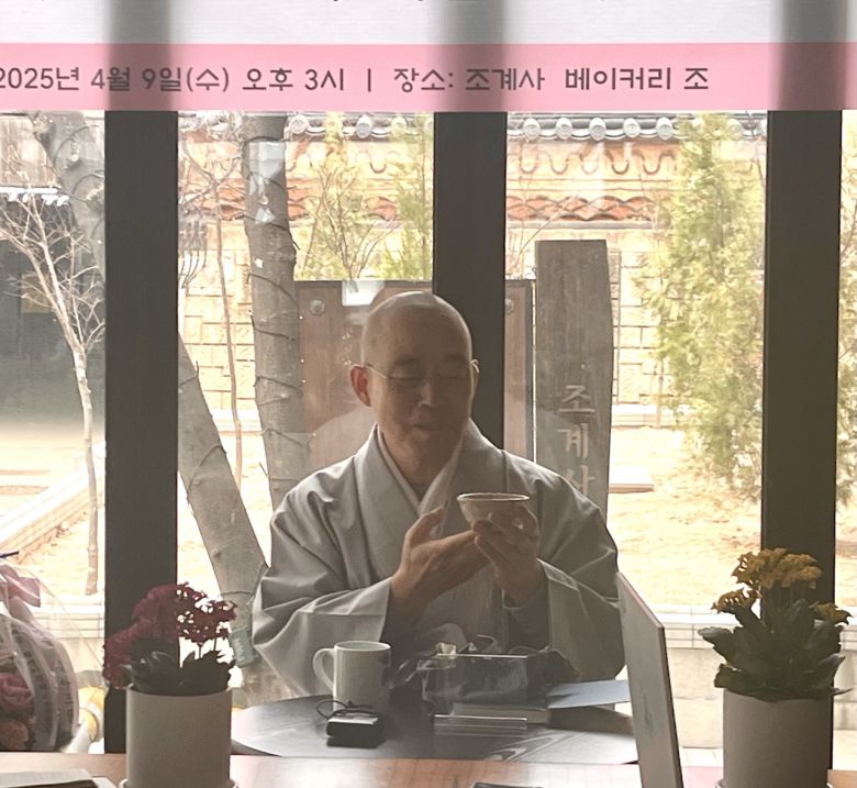 동은스님이 ‘꽃비 오니 봄날이다’에 등장하는 찻잔을 소개하고 있다. [김현경 기자]