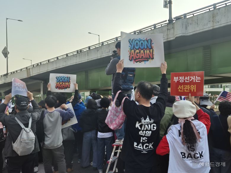 11일 오후 5시께 서울 한남동 관저에는 경찰 비공식 추산 약 1500여명 가량의 윤석열 전 대통령 지지자들이 몰려들었다. 김도윤 기자.