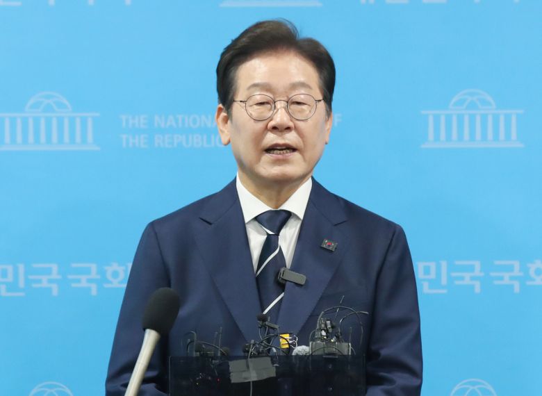 이재명 전 더불어민주당 대표가 11일 오전 서울 여의도 국회 소통관에서 ‘비전 선포식 및 캠프 일정 발표’ 기자회견을 마치고 백브리핑을 하고 있다. 이상섭 기자