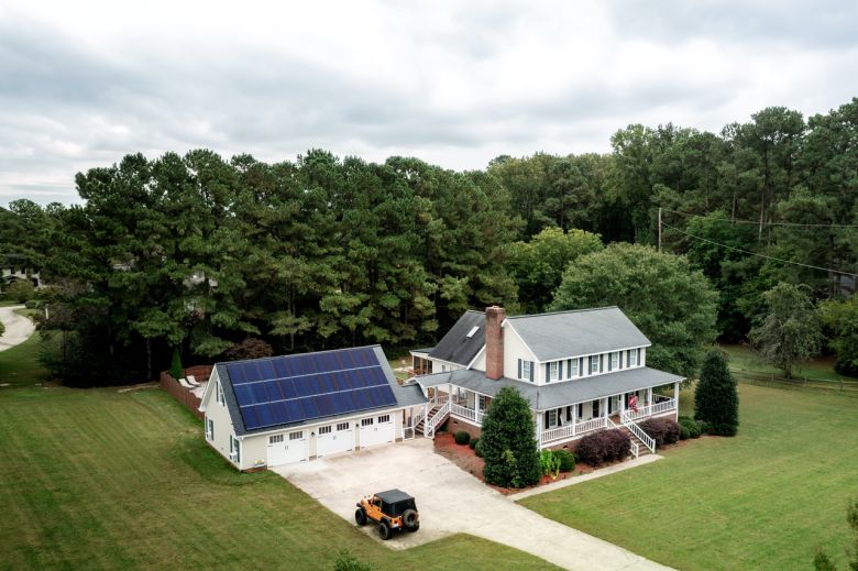 한화큐셀의 주택용 태양광 모듈이 설치된 미국 노스 캐롤라이나주 주택 전경 [한화솔루션 제공]