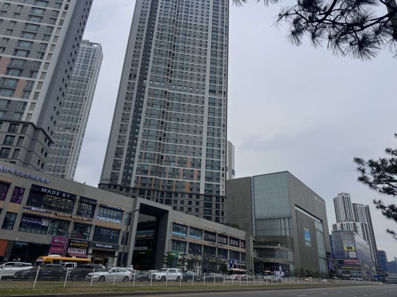 경기도 화성시 동탄역 인근 롯데백화점과 주변 아파트들. [서영상 기자]