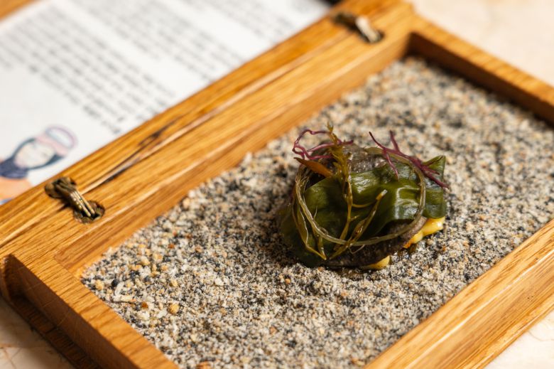 해녀가 채집한 성게를 이용한 조셉 셰프의 요리. 에빗 제공