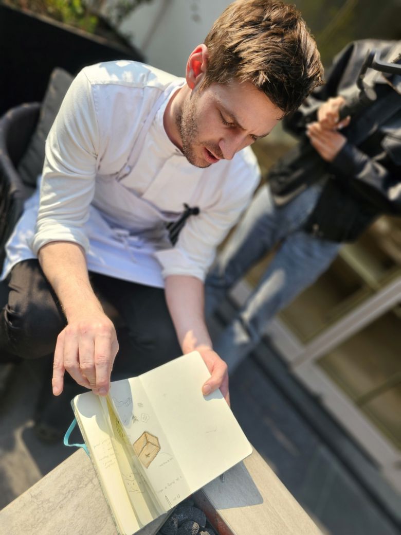 조셉 셰프가 아이디어가 떠오를 때마다 적는 자신의 노트를 보여주고 있다. 채상우 기자