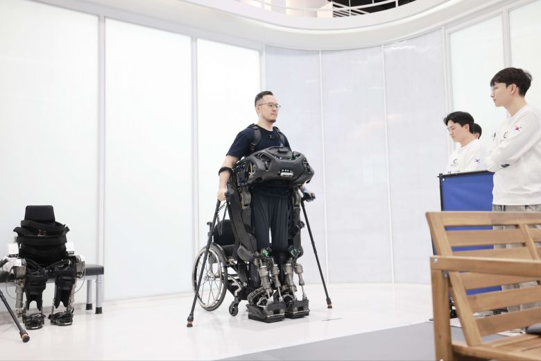 김승환 연구원이 웨어러블 로봇을 시연하고 있다.[KAIST 제공]