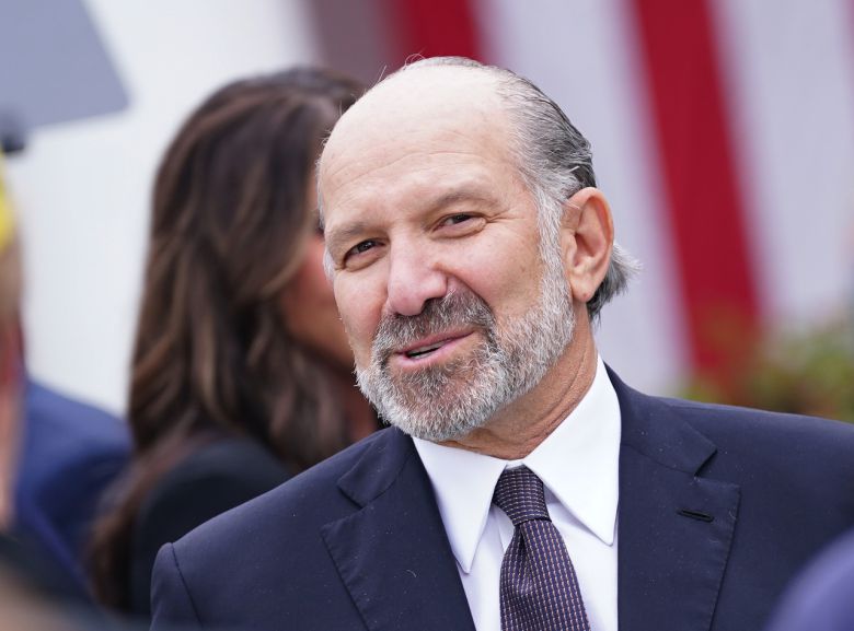 하워드 러트닉 미 상무부 장관이 지난 2일(현지시간) 워싱턴 DC 백악관 로즈 가든에서 열린 ‘미국을 다시 부유하게 만들기’ 행사에 참석한 모습. [UPI]