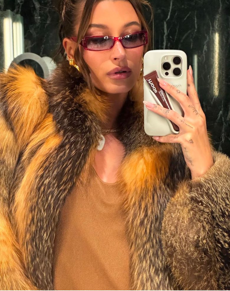 미국 모델 헤일리 비버가 선보인 로드스킨 폰케이스와 립제품  [헤일리 비버 SNS 캡처]