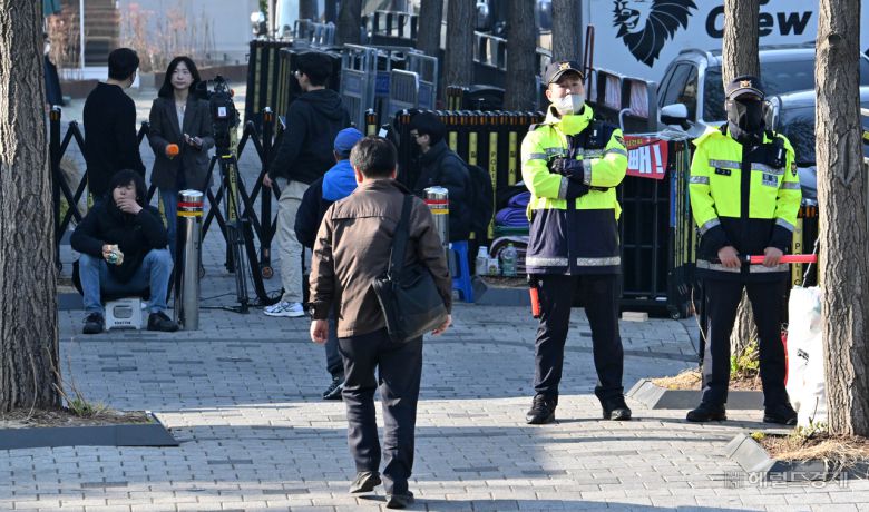 윤석열 전 대통령이 11일 오후 한남동 대통령 관저를 떠나 서초동 사저로 이주할 것으로 알려졌다. 대통령경호처는 윤 전 대통령의 이주와 관련해 약 40명 규모의 사저 경호팀 편성을 마친 것으로 알려졌다. 이날 오전 서울 용산구 한남동 대통령 관저 입구 인근에서 경찰들이 경계근무를 서고 있다. 임세준 기자