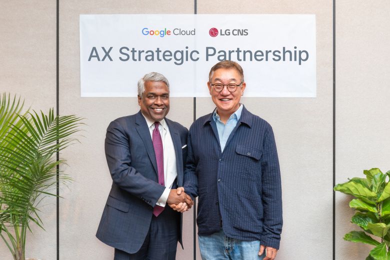 현신균(오른쪽) LG CNS CEO와 토머스 쿠리안 구글 클라우드 CEO가 아태지역 및 미주지역에서의 클라우드 기반 AX 사업 다각화에 대해 논의 후 기념사진을 촬영하고 있는 모습. [LG CNS 제공]