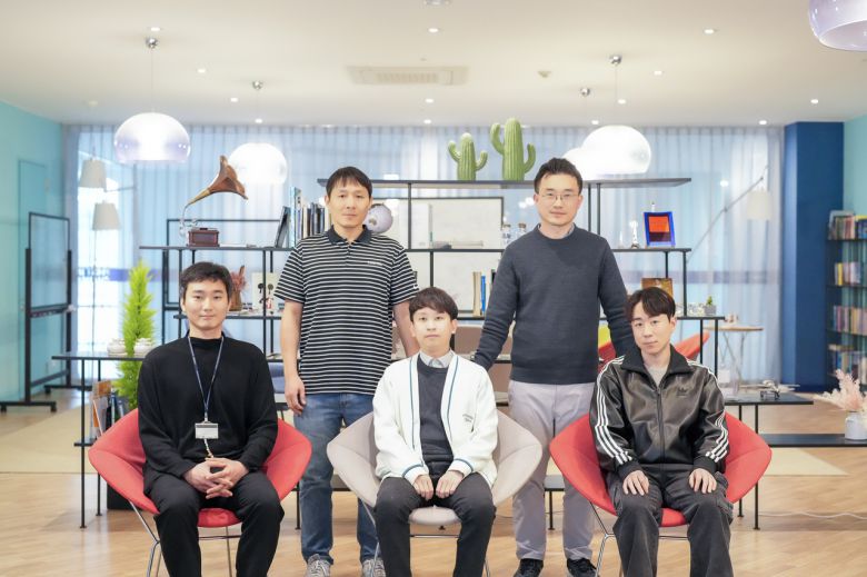 이번 연구를 수행한 UNIST 연구진. 장지욱(오른쪽 상단부터 반시계 방향) 교수, 서관용 교수, 이명현 연구원, 진원주 박사, 장원식 박사.[UNIST 제공]
