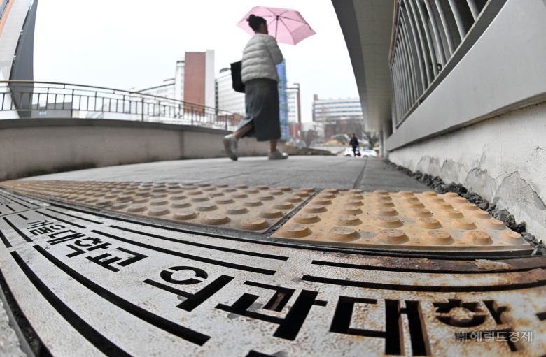 서울 종로구 서울대학교 의과대학에서 한 학생이 강의실로 이동하고 있다. 임세준 기자