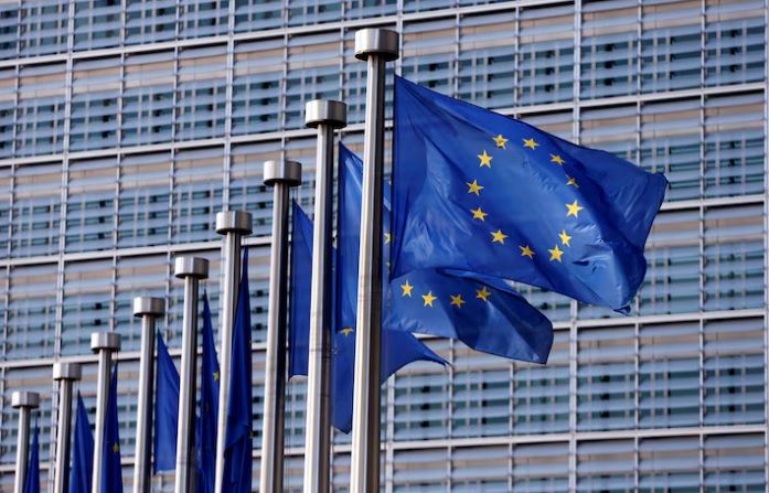 지난 2016년 4월 벨기에 브뤼셀의 유럽연합집행위원회(EC) 본부 밖에서 유럽연합(EU)을 상징하는 깃발들이 펄럭이고 있다. [로이터]