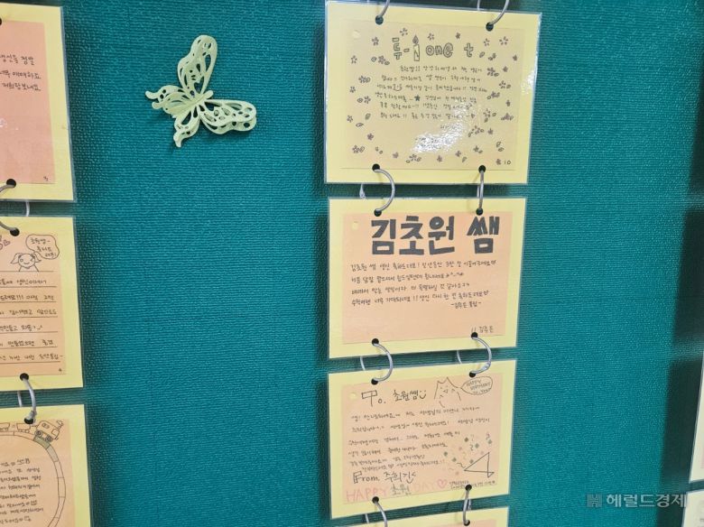 기억교실 2학년 3반 교실 뒤편 게시판에는 고(故) 김초원 선생님을 향한 학생들의 생일 축하 편지가 걸려 있다. 안산=이용경 기자