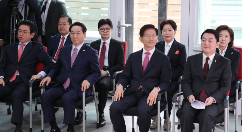 17일 서울 여의도 국민의힘 중앙당사에서 제21대 대통령선거 ‘1차 경선 토론회 미디어데이’ 행사가 열렸다. 이날 대선 경선 후보 8명(안철수 의원, 김문수 전 고용노동부 장관, 유정복 인천시장, 이철우 경북도지사, 나경원 의원, 양향자 전 의원, 한동훈 전 대표, 홍준표 전 대구시장)이 각각 A, B 토론 조를 정할 예정이다. 사진은 행사에 앞서 좌석에서 대기중인 대선주자들.  국회사진기자단