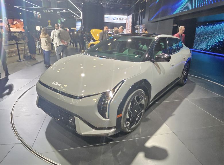 기아가 뉴욕 오토쇼에서 공개한 브랜드 첫 번째 전동화 세단 EV4. 뉴욕=서재근 기자