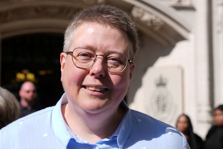 제니 윌모트(Scottish Lesbians 소속)가 2025년 4월 16일(현지시간) 영국 런던 대법원 앞에서 ‘For Women Scotland’가 제기한 항소 판결을 지켜보고 있다. 그는 여성 인권을 위해 활동하는 레즈비언으로, 이번 판결 취지에 동의하는 입장이다. [로이터=연합]