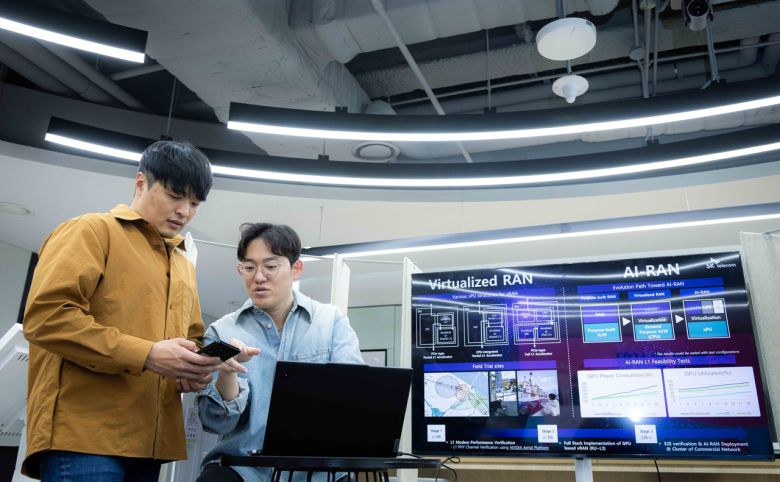 SK텔레콤 구성원들이 분당사옥에서 네트워크 AI 관련 연구를 진행하는 모습. [SK텔레콤 제공]