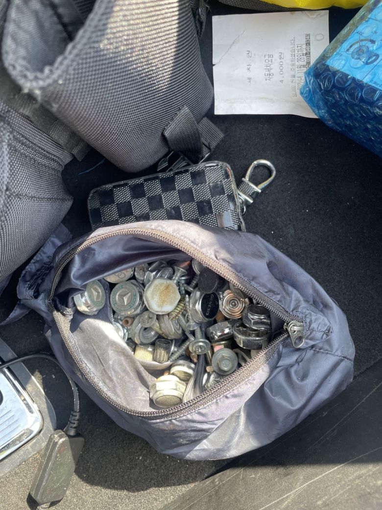 경찰이 대포차 전문 유통업자 A씨·B씨의 업장에서 압수한 번호판 고정 캡들로, 번호판 갈이를 위해 보관됐던 것으로 확인됐다. [서울경찰청 제공]