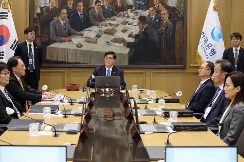 한국은행이 17일 기준금리를 동결했지만 저성장 위기 속 경기 부양을 위한 금리 인하 조치가 필요하다는 목소리가 높아지고 있어 5월 이후에는 금리 인하를 이어갈 것이라는 전망이 나온다. 사진은 경기 평택항에 컨테이너가 쌓여 있는 모습. [연합]