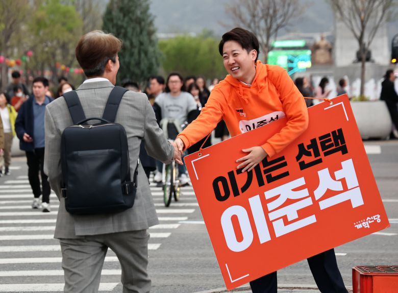 개혁신당 대선 후보인 이준석 의원이 17일 서울 광화문광장에서 퇴근길 인사를 하고 있다. [연합]