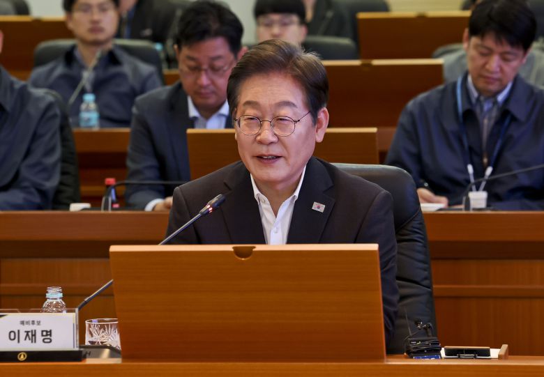 이재명 더불어민주당 대선 경선 후보가 17일 대전광역시 유성구 국방과학연구소(ADD)에서 열린 현장간담회에서 발언을 하고 있다. 국회사진기자단