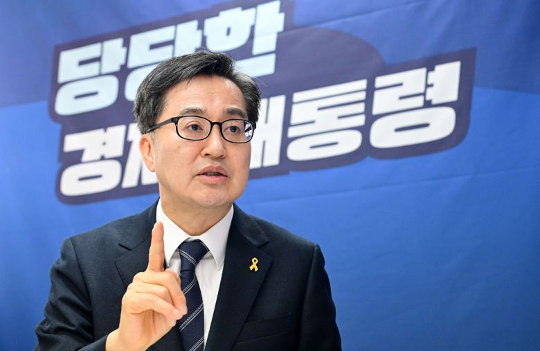 더불어민주당 대통령 후보 경선에 나선 김동연 경기도지사가 16일 서울 여의도 대선캠프 사무실에서 헤럴드경제와 인터뷰를 하고 있다. 이상섭 기자