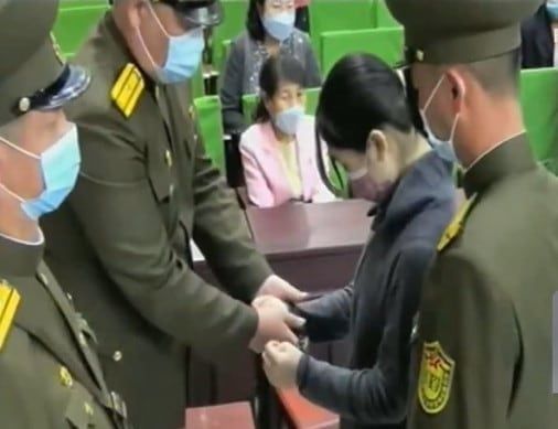 북한 당국이 한국 드라마를 봤다는 이유로 10대 소녀에게 수갑을 채우고 체포하는 교육 영상이 지난해 9월 공개됐다. [KBS 보도화면 캡처]