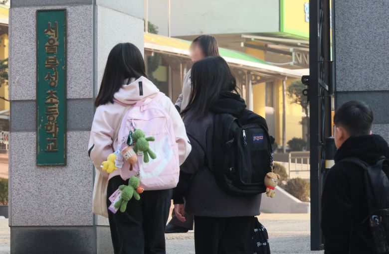 10일 서울 서대문구 북성초등학교에서 학생들이 등교하고 있다. 사진은 기사 내용과 직접적 관련 없음. [연합]