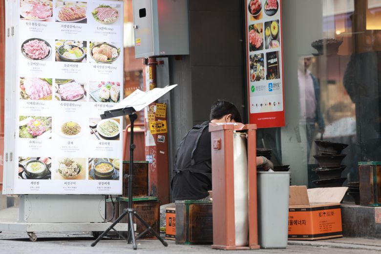 작년부터 이어진 내수 부진이 고용시장 전반에 미치는 영향이 심화하고 있다. 내수 의존도가 높은 도소매·숙박음식점업 취업자 수가 5분기 연속 줄며 코로나19 팬데믹 이후 최장 감소 흐름을 보였다.     13일 통계청 고용동향과 국가통계포털(KOSIS)에 따르면 올해 1분기(1∼3월) 도소매·숙박음식점업 취업자 수는 552만7천명으로 작년 동기보다 1만5천명 줄었다. 작년 1분기(-5천명)를 시작으로 5분기 연속 감소세다.     사진은 이날 서울 중구 명동 한 식당에서 직원이 화로를 정리하는 모습. <연합뉴스>