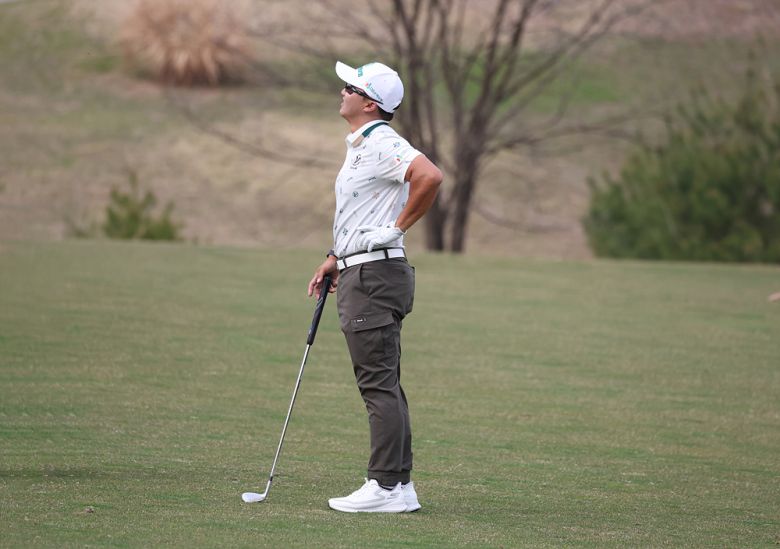 김홍택이 17일 KPGA 투어 DB손해보험 프로미오픈 1라운드에서 아이언샷을 한 후 통증을 느끼는 듯 허리에 손을 얹은 모습    [KPGA 제공]