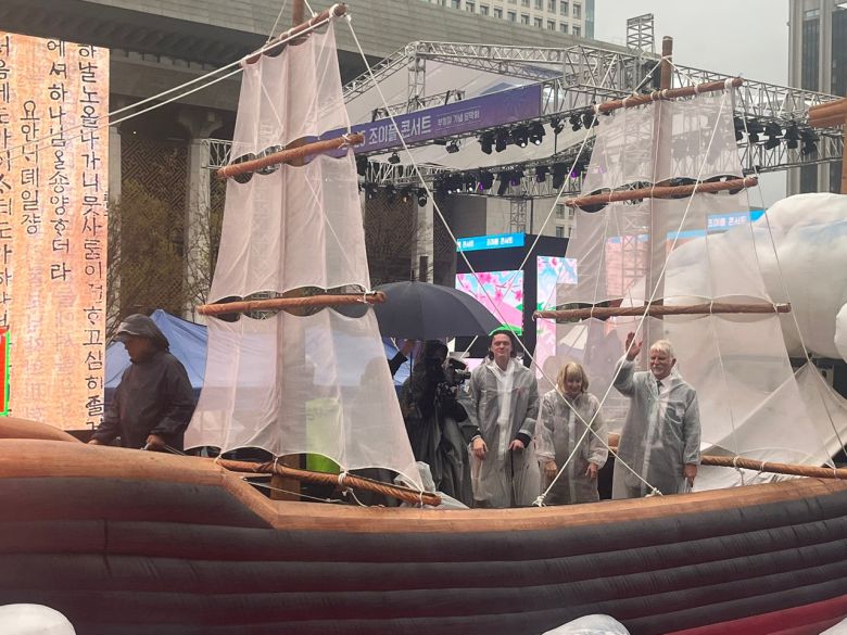 언더우드 선교사의 4대손 피터 언더우드 씨(오른쪽)와 아펜젤러 선교사의 5대손 매튜 셰필드(왼쪽) 씨가 19일 서울 광화문광장에서 열린 ‘2025 부활절 퍼레이드’ 에 참여하고 있다. [김현경 기자]