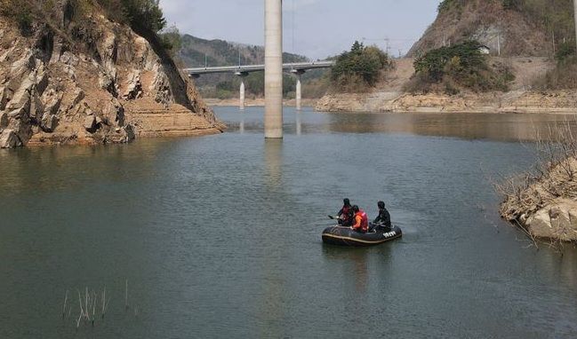 경북 영주시 평은면 영주댐 인근 다리 아래에서 소방대원들이 수색작업을 벌이고 있다. 경북소방본부 제공