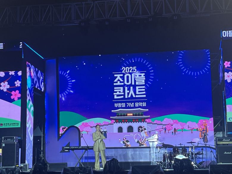 가수 박정현이 19일 서울 광화문광장에서 열린 부활절 기념음악회 ‘2025 조이풀 콘서트’에서 공연하고 있다. [김현경 기자]