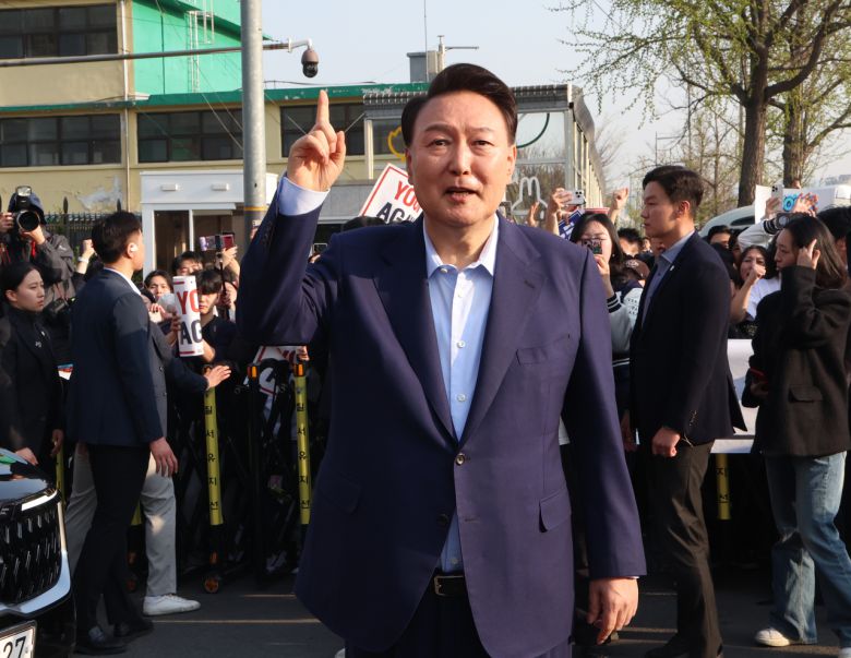 윤석열 전 대통령이 지난 11일 오후 서울 용산구 한남동 대통령 관저에서 퇴거하며 지지자들을 향해 인사하고 있다. 임세준 기자