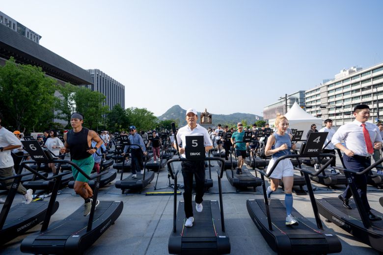 2024년 광화문광장에서 열린 ‘손목닥터 9988’ 1백만명 참여 기념행사 무동력 트레드밀 걷기 챌린지 모습. [서울시 제공]