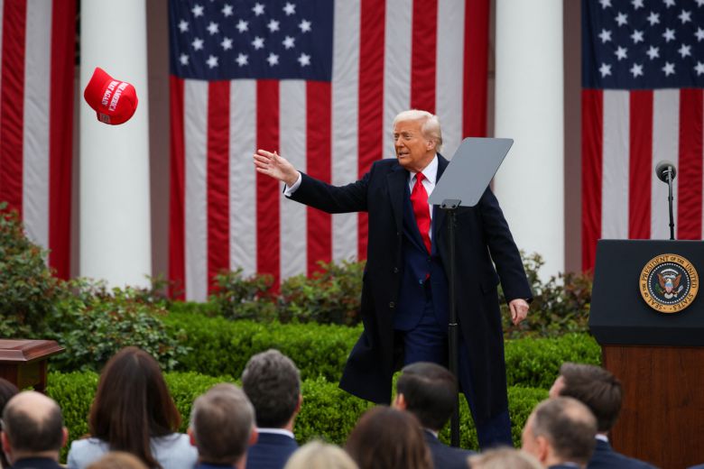 도널드 트럼프 미국 대통령이 지난 2일 미국 워싱턴DC 백악관에서 MAGA 모자를 던져 보이고 있다. [로이터]