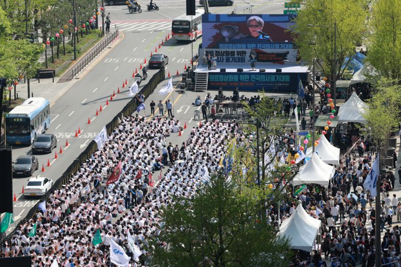 20일 서울 중구 숭례문 인근 세종대로에서 대한의사협회가 연 ‘의료정상화를 위한 전국의사궐기대회’ 참가자들이 정부의 의대 증원 정책과 의료개혁특별위원회 운영 등을 규탄하고 있다. [연합]
