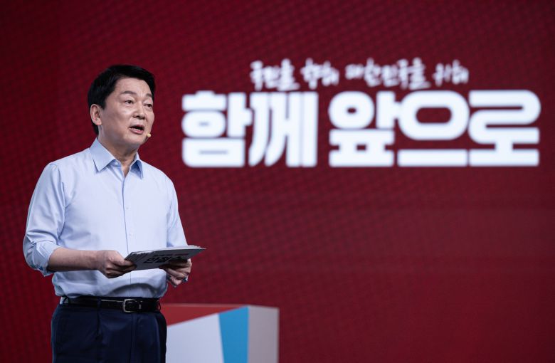 국민의힘 안철수 대선 경선 후보가 지난 18일 서울 강서구 ASSA아트홀에서 열린 국민의힘 ‘제21대 대통령후보자 1차 경선 비전대회’에서 비전을 발표하고 있다. [연합]