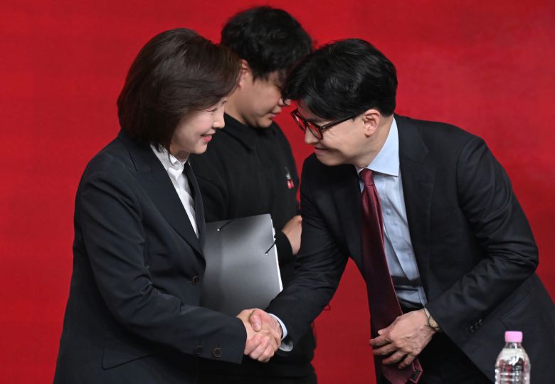 20일 서울 강서구 ASSA아트홀에서 열린 국민의힘 제21대 대통령 후보자 1차 경선 조별 토론회에서 B조 후보인 나경원(왼쪽)-한동훈 후보가 인사하고 있다. 2025.4.20 [국회사진기자단] [연합]