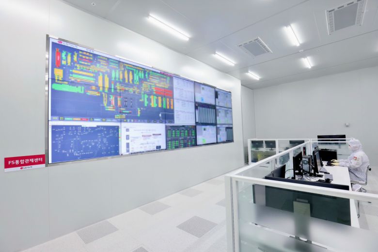 경북 구미 LG이노텍 드림팩토리에서 직원이 대화면으로 공장 전체를 실시간 모니터링하고 있다. [LG이노텍 제공]