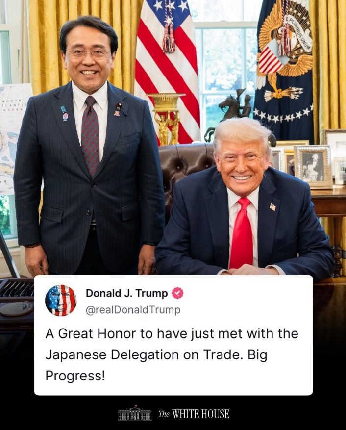 도널드 트럼프 미국 대통령이 지난 16일(현지시간) 백악관 집무실에서 일본 무역 협상 수석 대표인 아카자와 료세이 일본 경제재생상과 면담한 뒤 소셜미디어 엑스(X)에 올린 기념 사진. [백악관 X]