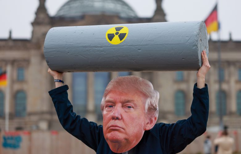 독일 베를린에서 지난 18일(현지시간) 평화 활동가들이 도널드 트럼프 미국 대통령의 모형을 쓰고 그를 풍자하고 있다. [EPA]