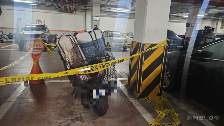 21일 오전 서울 관악구 봉천동의 한 아파트 지하주차장에서 이 아파트에 방화를 저지른 용의자의 오토바이가 발견됐다. 오토바이 뒤에는 2통의 기름통이 발견됐다. 박지영 기자.