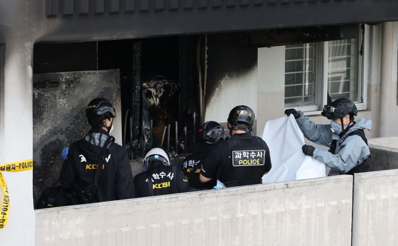 21일 서울 관악구 봉천동 한 아파트에서 화재가 발생, 과학수사대원들이 현장을 감식하고 있다. [연합]